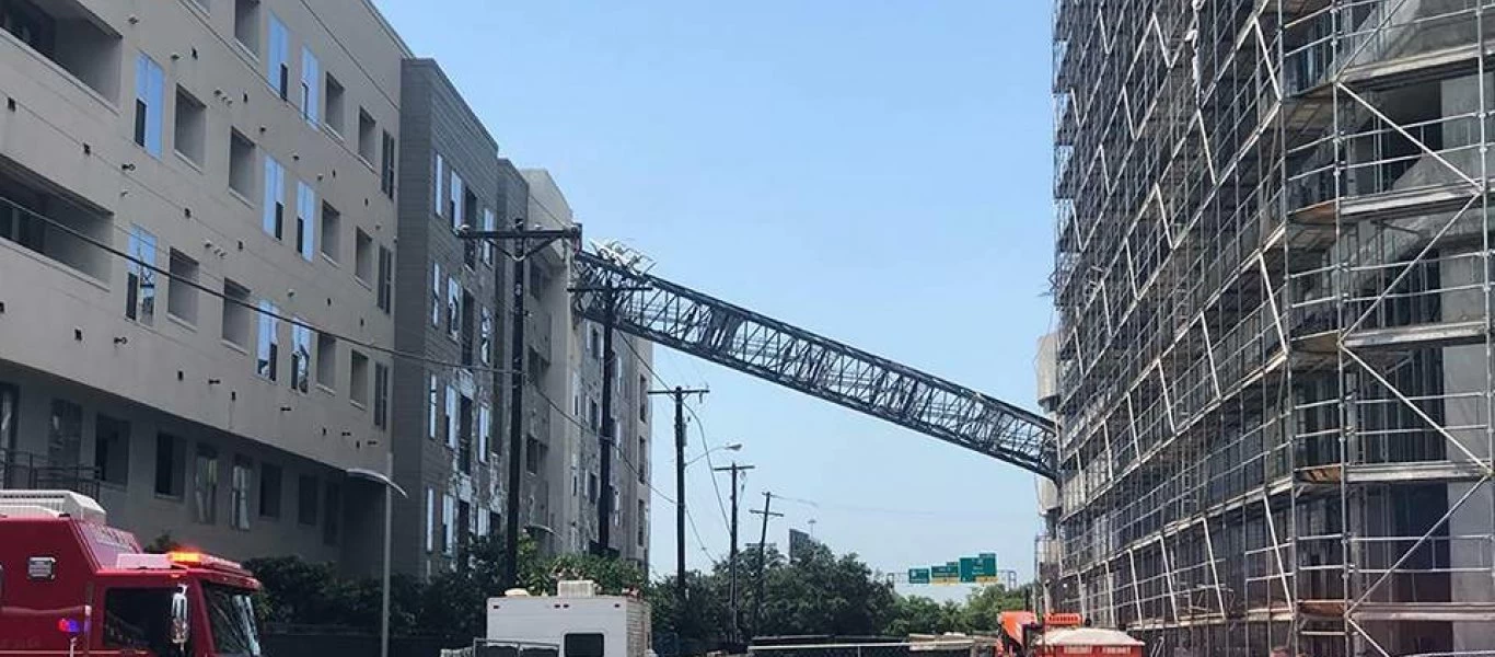 Σκηνές Ουχάν στις Βρυξέλλες: Βγάζουν κρούσμα από πολυκατοικία με γερανό για να μην μολύνει το κτήριο (βίντεο)